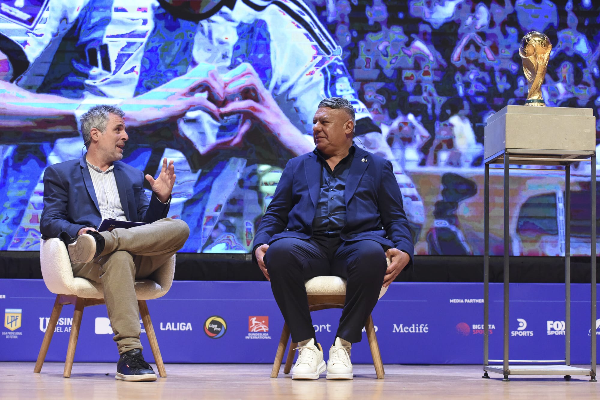 El presidente de la Asociación de Fútbol Argentino (AFA), Claudio Tapia, con Mariano Dayan, director de Olé. Sports Summit Leaders Argentina 2023.  